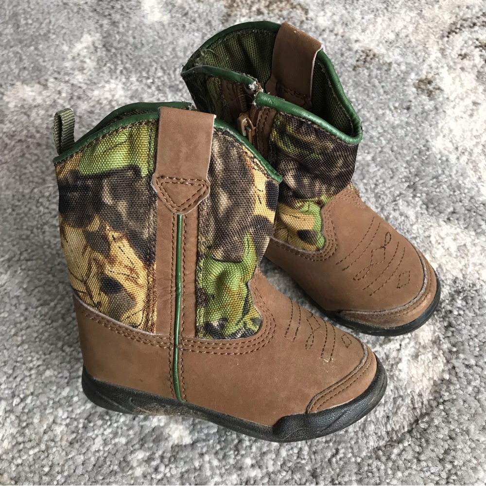 Boys camo boots flexible sole size 4 boots